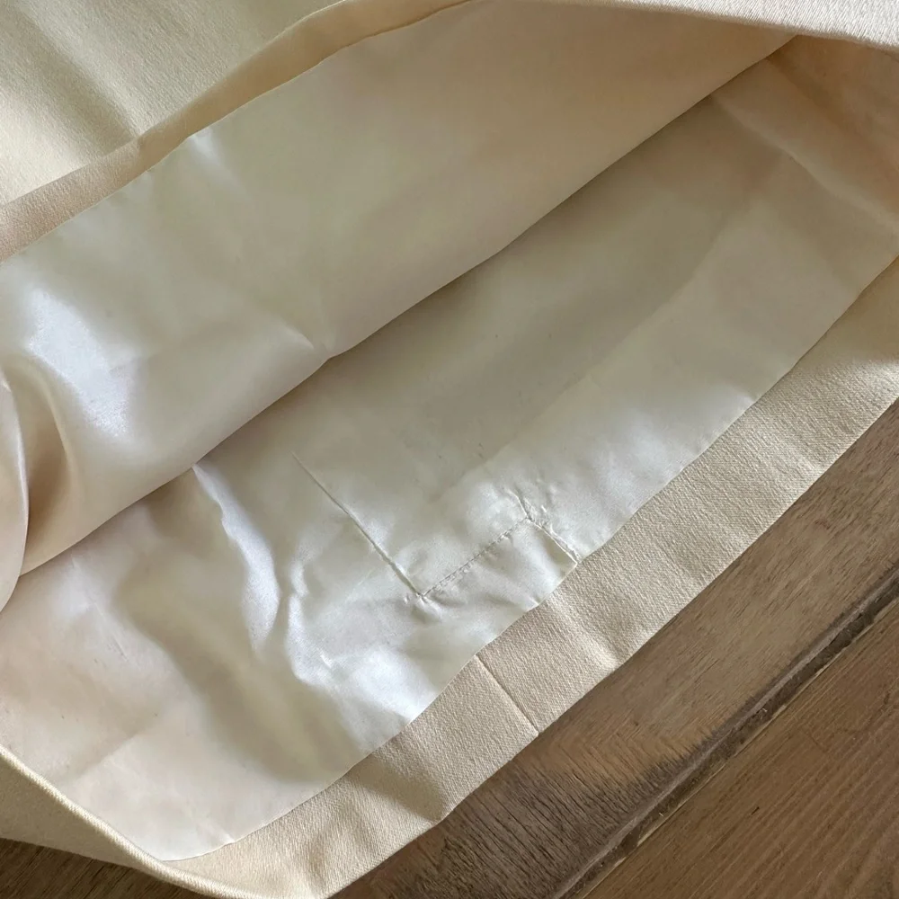 VINTAGE Chanel!! Amazing cream colored Pencil skirt- size 4